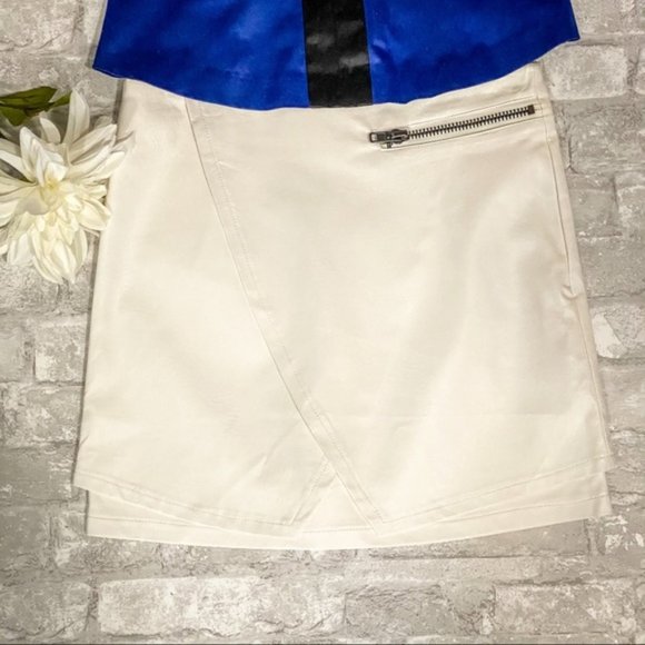 SOLD | NWT Le Chateau Ivory Faux Leather Mini Skirt - Picture 8 of 16